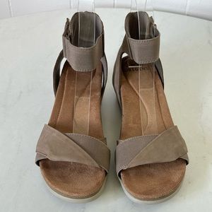 Earth Origins Carolina Wedge Sandal Size 7